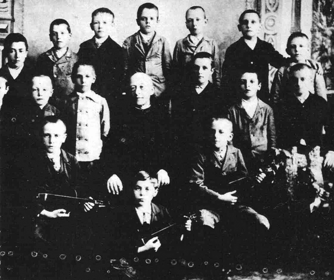 Class photo in Lambach, Hitler is in the top row, second from right
